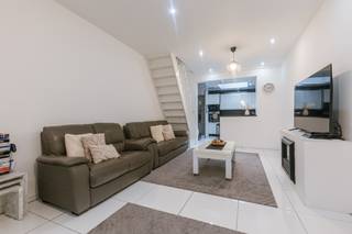 Spacieuse maison familiale à proximité de Sint-Jacobs et Portus Ganda<br /><br />Mobiscore : 9,4/10<br />Score PEB : D<br /><br />Cette habitation bénéficie d’un emplacement excellent et paisible, à proximité de Sint-Jacobs et de Portus Ganda, près des accès autoroutiers (E17/E40/R4) et à distance de marche de la gare de Gent-Dampoort ainsi que du centre historique.<br /><br />Disposition de la maison :<br /><br />Vous entrez dans la maison par un hall d’entrée équipé d’un vestiaire. Celui-ci donne accès à un vaste séjour doté d’une cheminée au gaz. L’espace de vie s’ouvre directement sur la cuisine, entièrement équipée avec tous les appareils nécessaires et au design très épuré. Grâce à une coupole lumineuse centrale, la cuisine bénéficie d’une abondante lumière naturelle. Le rez-de-chaussée comprend également un WC invités séparé avec lavabo.<br /><br />Au premier étage se trouvent une grande chambre ainsi qu’une salle de bains moderne équipée d’une baignoire avec douche, d’un deuxième WC et d’un meuble lavabo simple. Un espace est également prévu pour une machine à laver et un sèche-linge.<br /><br />Le deuxième étage comprend deux autres chambres : une grande chambre côté rue et une chambre plus petite et cosy à l’arrière. Tout en haut, un niveau supplémentaire accessible par un escalier fixe peut facilement être aménagé en quatrième chambre à part entière ou en espace bureau.<br /><br />Pour plus d’informations et/ou une visite : CONTACTEZ Jarno au 0473 28 42 26 ou via info@vicusvastgoed.be