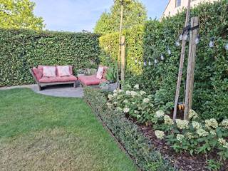 VERKOCHT<br /><br />Jonge (2018), instapklare en energiezuinige halfopen woning met grote raampartijen. Rustig gelegen in een doodlopende straat in Gijzenzele-Oosterzele, vlakbij Melle. Woning met groot volume: open leefruimte met gashaard, 4 volwaardige slaapkamers, 2 badkamers, carport, voldoende bergruimte. Huis ingericht met hoogwaardige materialen: stalen deur, parket, werkblad in de keuken uit Dekton, wastafel en douchebak uit solid surface.<br /><br />Graag een bezoekje? Bezichtigingen worden uitsluitend op afspraak georganiseerd op vrijdag 21 augustus en zaterdag 22 augustus door de eigenaars. Na deze bezoekmomenten kan u een bod uitbrengen onder gesloten omslag via het officiële bodformulier van de notaris. De vermelde prijs is een startprijs.<br /><br />Ligging: Op wandelafstand (180 m) van het dorp van Gijzenzele vindt u een basisschool, bakker/kruidenier, hoevewinkel, wekelijkse markt, restaurant en 4 laadpalen voor elektrische wagens. Dankzij de vlotte verbinding naar de E40 (1,5 km) bereikt u Gent, Aalst en Brussel in korte tijd. Centraal gelegen tussen Wetteren en Zottegem.<br /><br />Technisch: EPC-label A, vloerverwarming, ventilatiesysteem D, regenwaterput (aangesloten op toiletten, wasmachine en buitenkraan), elektrische keuring conform, condensatieketel, hoogwaardige isolatie.<br /><br />Indeling gelijkvloers: inkom met vestiaire, gastentoilet, leefruimte met gezellige zithoek met gashaard, eetkamer, leefkeuken, berging en open trap.<br />Indeling eerste verdiep: 3 slaapkamers, badkamer met dubbele lavabo en bad met douchescherm, apart toilet, wasplaats.<br />Indeling tweede verdiep: grote master bedroom met tv-hoek en ingebouwde kasten, badkamer met dubbele lavabo en inloopdouche, berging.<br />Derde verdiep: zolder te bereiken via valluik.<br />Buiten geniet u van een aangelegde voortuin, oprit, carport met aansluitende tuinberging en een aangelegde tuin met twee terrassen.