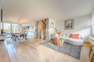 In het rustige Duinbergen, op wandelafstand van strand en zee, bevindt zich deze verzorgde en instapklare bel-étagewoning. De woning is...