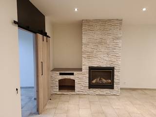 <strong>Wervik - Gerenoveerde woning met 4 slaapkamers te koop.</strong><br /><br />Ontdek deze gerenoveerde woning, ideaal voor wie op zoek is naar een comfortabele en instapklare thuis. De woning biedt een praktische indeling, verdeeld over meerdere verdiepingen, met voldoende ruimte voor het hele gezin.
<p>Op het <u>gelijkvloers</u> bevindt zich de inkomhal, een aangename woonkamer, de keuken, een handige wasruimte en een apart toilet.</p>
<p>Op de <u>eerste verdieping</u> vindt u twee slaapkamers en een badkamer.<br /><br />De <u>tweede verdieping</u> beschikt over nog twee slaapkamers, wat deze woning bijzonder geschikt maakt voor gezinnen of wie extra ruimte wenst voor een bureau of hobbykamer.</p>
<p>Dankzij de renovatie en de functionele indeling vormt deze woning een mooie opportuniteit voor wie comfortabel wil wonen.</p>
<strong>Een bezoek waard!</strong> Contacteer ons gerust voor meer informatie of een bezoek ter plaatse.