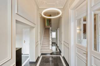 Charmant pand ingericht als kantoorruimte met mogelijkheden! De gelijkvloerse verdieping werd volledig gerenoveerd met instandhouding van...