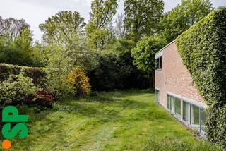 Verscholen in het groene residentiële landschap van de Kleiputstraat in Oud-Turnhout bevindt zich deze karaktervolle modernistische woning...