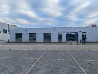 Industrial building of 650 m² for rent in Ninove, with easy access to the Expressway. Fixed furniture remains available. At the front of the...