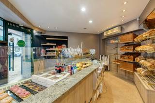 Bent u op zoek naar een pand met ongeziene ruimte, commerciële visibiliteit én een comfortabele, instapklare woning? Met een indrukwekkend perceel van 938 m² en een bewoonbare oppervlakte van maar liefst 466 m², zijn de mogelijkheden hier werkelijk eindeloos.<br /><br />Troeven van het commerciële/ambachtelijke gedeelte:<br />Strategische ligging: Midden in de dorpskern van Leffinge met een brede, uitnodigende etalage.<br /><br />Uitgebreid atelier: Royale werkplaatsen en productieruimtes – perfect geschikt voor ambachtelijke beroepen, catering, een praktijk of ruime stockage.<br /><br />Optimale bereikbaarheid: Dankzij het recht van doorgang aan de achterzijde is het terrein vlot toegankelijk voor leveringen.<br /><br />Parkeergelegenheid & koer: Groot verhard plein, ruime koer, carports en garagefaciliteiten.<br /><br />Verrassend ruime en lichtrijke bovenwoning (in uitstekende staat):<br />4 volwaardige slaapkamers: Ideaal voor een groot gezin of combinatie wonen-werken.<br />Moderne badkamer: Stijlvol ingericht met zowel een inloopdouche als een ligbad.<br /><br />Lichtinval & gezelligheid: Royale leefkeuken en een sfeervolle woonkamer voorzien van dakkoepels voor natuurlijk licht.<br /><br />Toekomstgericht & energiezuinig:<br />38 zonnepanelen voor een maximale opwekking van groene stroom.<br /><br />Thuisbatterij (inclusief omvormer) voor een slim en efficiënt energiebeheer.<br /><br />Grijp deze unieke kans om uw droomproject te realiseren op een absolute toplocatie!<br /><br />Interesse?<br />Neem vandaag nog contact met ons op voor een bezoek ter plaatse en ontdek zelf het enorme volume van dit unieke pand.<br /><br />De eigendom wordt aangeboden via de Power-sale formule. Van 19/10/2026 om 09:00 tot 18/12/2026 om 16:00 kan u het handelspand op afspraak komen bezichtigen en een bod uitbrengen. De vermelde prijs is een instelprijs. Voor meer info, gelieve contact op te nemen met de dossierverantwoordelijke.<br /><br />Bestuursmaatregelen in het maatregelenregister: nee