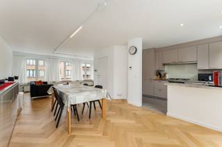 Instapklare bel-etagewoning met ruime garage en zonnig terras.<br /><br />Op het gelijkvloers vinden we een ruime garage, een praktische wasplaats, een bureelruimte en een apart toilet. Via de afzonderlijke inkomhal bereik je de eerste verdieping, waar de gezellige woonkamer en volledig uitgeruste keuken zich bevinden. Als extra troef beschikt deze verdieping over een ruim terras van maar liefst 12 m², ideaal om te genieten van een rustig moment in de buitenlucht.<br /><br />Op de tweede verdieping bevinden zich drie ruime slaapkamers en een recentelijk gerenoveerde badkamer uitgerust met een douche, toilet en wastafel.<br /><br />Verder is de woning uitgerust met een airco, perfect om de warmte met deze dagen buiten te houden en een alarmsysteem. <br /><br />De woning beschikt ook over een oost gerichte tuin. <br /><br />Deze woning is perfect voor wie op zoek is naar een instapklare thuis voor het hele gezin.<br /><br />Stedenbouwkundige inlichtingen in aanvraag. <br /><br />Interesse? Contacteer ons voor een bezoek op het nummer 0495/91.39.51