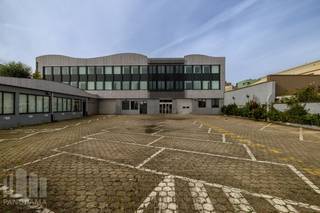 Espace de bureaux moderne et haut de gamme de 350 m², idéal pour les entreprises à la recherche d’un environnement de travail professionnel et représentatif, avec la possibilité de louer en complément 289 m² d’espace de stockage.<br /><br />Situé sur le Quai Fernand Demets à Anderlecht, cet espace bénéficie d’un emplacement stratégique à proximité du R0, de l’E19 et de la N6 (Chaussée de Mons), offrant une excellente connexion avec le centre de Bruxelles et les communes environnantes. Le site est également très bien desservi par les transports en commun grâce à la proximité de la station de métro Delacroix, desservie par les lignes 2 et 6, ainsi que de la Gare de Bruxelles-Midi.<br /><br />Quai 52 offre tout le nécessaire pour un environnement de travail confortable et efficace. Le bâtiment dispose de salles de réunion pouvant accueillir jusqu’à 30 personnes, d’un coffee corner, d’espaces de coworking, de la climatisation, de douches et casiers ainsi que d’un éclairage LED.<br /><br />Le site dispose également de nombreuses places de parking pour voitures et vélos. Avec pas moins de 330 panneaux solaires, le bâtiment accorde une attention particulière à la durabilité et à l’efficacité énergétique.<br /><br />Contactez <strong>PANORAMA B2B</strong> pour plus d’informations, les plans ou organiser une visite sans engagement au <strong>0477 09 00 09</strong>.