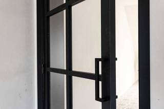 <p>Op zoek naar een moderne, energiezuinige gezinswoning waar ruimte, comfort en een rustige ligging samenkomen? Deze kwalitatief afgewerkte nieuwbouwwoning in Aaigem biedt het allemaal.<br /><br />Het project omvat twee spiegelbeeldige woningen, waarbij woning 46B reeds verkocht is. De woning wordt momenteel verder afgewerkt en zal binnen ongeveer twee maanden volledig worden afgewerkt volgens hetzelfde kwaliteitsniveau als de reeds verkochte woning.<br /><br />Dankzij het gunstige E-peil van 58 geniet u van een energiezuinige en duurzame woning, terwijl de praktische indeling zorgt voor voldoende ruimte voor het hele gezin.<br /><br />INDELING<br />Gelijkvloers:<br />U wordt verwelkomd in een inkomhal met gastentoilet. Vervolgens bereikt u de lichtrijke leefruimte met aansluitend de keukenruimte. De keuken werd nog niet geplaatst, waardoor u deze volledig naar eigen smaak en wensen kunt inrichten. Alle nodige aansluitingen en voorzieningen zijn reeds aanwezig. Verder beschikt het gelijkvloers over een praktische berging, een inpandige garage en een aangenaam terras met aansluitende tuin. Achteraan geniet u van een prachtig en rustgevend zicht op de omliggende velden.<br /><br />Eerste verdieping:<br />Hier bevinden zich twee volwaardige slaapkamers en een badkamer.<br /><br />Tweede verdieping:<br />De tweede verdieping biedt nog twee extra kamers. Deze kunnen flexibel worden ingericht als slaapkamers, bureau, hobbyruimte, dressing of speelkamer.<br /><br />Met vier volwaardige kamers, een inpandige garage, een tuin en een energiezuinig karakter is deze woning bijzonder geschikt voor gezinnen die op zoek zijn naar een comfortabele en toekomstgerichte thuis.<br /><br />TROEVEN<br />- Rustige ligging met zicht op de velden<br />- Gunstig E-peil 58<br />- 4 slaapkamers/kamers<br />- Inpandige garage<br />- Terras en tuin<br />- Keuken volledig naar eigen smaak te installeren<br />- Uitstekende bereikbaarheid<br />- Moderne en praktische indeling<br /><br />BELANGRIJK:<br />De woning wordt binnen ongeveer twee maanden volledig afgewerkt volgens het afwerkingsniveau van de reeds verkochte woning 46B.<br /><br />De verkoop valt onder het btw-stelsel van 21%.<br /><br />Interesse? Ontdek zelf de mogelijkheden!<br />Contacteer Laura via 0468 15 14 41 of laura.r@cornelis-goeman.be voor meer informatie of om een bezoek in te plannen.</p>