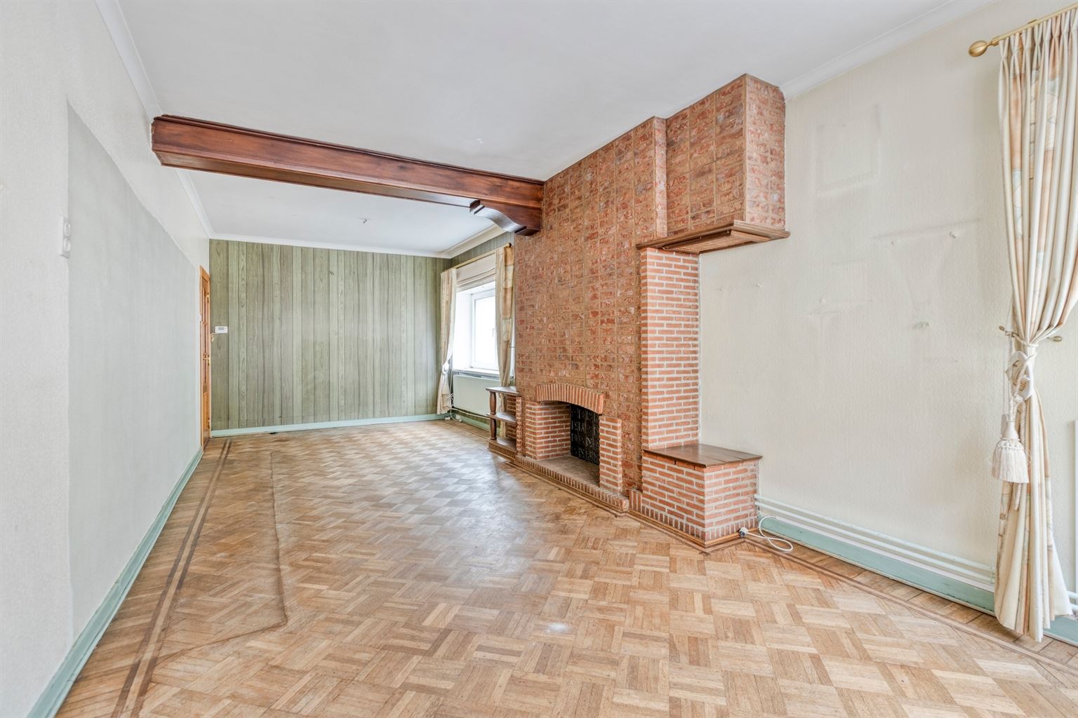 Karaktervol hoekpand met handelsruimte en ruime woning op een absolute topligging aan de Bosstraat in Maaseik.  - foto 5