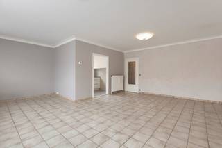 Ontdek dit energiezuinige appartement van ca. 86 m² aan de Roederdelft in Merksem. Gelegen op de eerste verdieping, geniet u hier van een lichtrijke woonst met een uitzonderlijk laag energieverbruik. Dit vastgoed is de ideale match voor wie comfort en duurzaamheid zoekt op een centrale locatie.<br /><br />De indeling van dit appartement in Merksem:<br />- Inkomhal: centrale toegang tot alle vertrekken.<br />- Leefruimte: lichtrijk dankzij de halfopen bebouwing.<br />- Keuken: functioneel ingericht met alle comfort.<br />- 2 Slaapkamers: volwaardige kamers met veel lichtinval.<br />- Badkamer: verzorgd en voorzien van alle gemakken.<br />- Kelderberging: private berging inbegrepen.<br />- 2 Garages: twee inpandige garageboxen inbegrepen.<br /><br />Bijzonderheden:<br />- Uitzonderlijk EPC-label A<br />- 14 privatieve zonnepanelen (geplaatst in 2016)<br />- Zonnewering aan de voorzijde<br />- Plat dak van het gebouw is recent vernieuwd<br /><br />De ligging in Merksem is een absolute troef: u woont in een rustige straat met een uitstekende bereikbaarheid naar de Antwerpse ring. Winkels, scholen en het openbaar vervoer bevinden zich op wandelafstand. Een unieke kans voor wie een instapklare en toekomstgerichte woning wil kopen.<br /><br />Interesse in dit pand te koop in Merksem? Dewaele Merksem aan de Lambrechtshoekenlaan 183 helpt u graag verder. Contacteer ons voor een bezoek of een gratis schatting van uw eigen eigendom via yannick.schnorbusch@dewaele.com.<br /><br />EPC: 43 kWh/m²<br />EPC: <br /><br />Bestuursmaatregelen in het maatregelenregister: nee