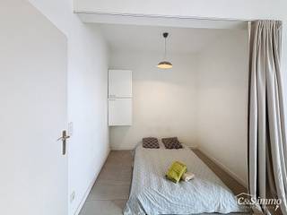 Ready-to-move-in, furnished studio near the Botanical Garden<br /><br />This bright studio is in a prime location, within walking distance of the Botanical Garden, Oudevaartplaats, Mechelseplein and Leopoldplaats.<br />Upon entering, you will find yourself in the entrance hall, equipped with stylish built-in wooden cupboards. The living area enjoys plenty of natural light thanks to the large windows with beautiful views of the city and the Stadsschouwburg theatre. The open kitchen is fully equipped with an induction hob, combi-oven, dishwasher and an elegant wooden worktop.<br />The bathroom has a renovated shower cubicle, a ceramic washbasin unit and a toilet. Fixed costs: 130 euro/month including water, heating, lift, cleaning of the hallway. Available immediately!<br /><br /><br />Additional advantages:<br />EPC label: B<br />Asbestos safe<br />Electricity compliant<br />Water test: Building: C – Plot: C<br />Very well-maintained communal areas