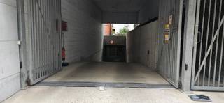 Afgesloten garagebox te koop op toplocatie in hartje Antwerpen<br /><br />Bent u op zoek naar een veilige parkeerplaats, extra opslagruimte of een interessante investering in het centrum van Antwerpen? Dan is deze afgesloten garagebox in residentie 'De Academie' (bouwjaar 2007) precies wat u zoekt.<br /><br />De garagebox B-2, box 29 bevindt zich op de -2e verdieping van het gebouw en is bereikbaar via een automatische toegangspoort met afstandsbediening. Dankzij de afgesloten box geniet u van optimale veiligheid en privacy.<br /><br />De box is multifunctioneel inzetbaar en kan perfect dienen voor:<br /><br />-het stallen van een wagen of motor;<br />-extra bergruimte;<br />-opslag van materialen of persoonlijke goederen;<br />-een zorgeloze investering op een gegeerde locatie.<br /><br />De ligging aan de Minderbroedersstraat 8, 2000 Antwerpen is een absolute troef. Gelegen in het historische stadscentrum, op wandelafstand van de Groenplaats, de Meir, de Nationale Straat, de universiteit en tal van winkels, horecazaken en culturele hotspots. Parkeren in deze buurt is schaars, waardoor een afgesloten garagebox een grote meerwaarde biedt voor zowel eigen gebruik als verhuur.<br /><br />Prijs op aanvraag.<br /><br />Interesse? Neem gerust contact met ons op voor meer informatie of een bezichtiging.