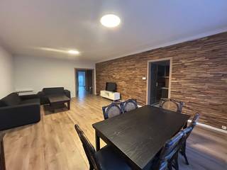 Ruim, deels gerenoveerd 2-slaapkamerappartement met terras en garagebox.
Het appartement bevindt zich op de 2de verdieping in een gebouw met lift en heeft een oppervlakte van 107m².
Indeling:
- ruime inkomhal met inmaakkast
- ruime berging/wasplaats met aansluiting voor wasmachine en droogkast
- zeer ruime woonkamer (ca. 42m²)
- aparte keuken
- apart toilet
- ruime badkamer met ligbad en dubbele wastafel
- 2 slaapkamers (16m² en 9m²)
- terras aan de achterzijde
Het appartement werd recent deels gerenoveerd:
- nieuwe condensatieketel - individuele installatie, geen gemeenschap
- volledig nieuwe elektriciteit (bekabeling, zekeringkast en schakelaars/stopcontacten). De installatie is conform
- nieuwe ramen met HR++ beglazing in de achtergevel
- nieuw pleisterwerk
- nieuwe vloeren
- nieuwe binnendeuren
Geen renovatieverplichting. EPC C - 207 kWh/m²/jaar. Dit attest werd opgemaakt voordat de ramen aan de achterzijde werden vervangen (voordien enkel glas).
Achter het gebouw bevindt zich de garagebox. Deze is goed toegankelijk en voldoende ruim om een wagen in de parkeren. Deze garagebox is inbegrepen in de vraagprijs.
Het appartement is beschikbaar vanaf 1 januari 2027. Momenteel is het appartement verhuurd aan een zeer stabiele huurder voor 1.100 EUR/maand + 150 EUR maandelijkse lasten. Dit huurcontract is opgezegd maar de huurder heeft aangegeven te willen blijven indien mogelijk. Ideaal voor zowel investeerders als eigen gebruik.
Mooi, ruim appartement waarvan onder andere de technieken reeds in orde gebracht werden. Het appartement beschikt over een gunstig EPC en de garagebox is een enorme troef. De badkamer en keuken zijn gedateerd maar goed onderhouden.
CONTACT: 0494 38 17 84 of per mail.
GEEN IMMOKANTOREN AUB