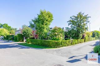 Deze vrijstaande woning met <strong>drie slaapkamers</strong> is gelegen op een gegeerde <strong>toplocatie </strong>in de Assels te Drongen. <br /><br />Via de inkomhal kom je binnen in de <strong>lichtrijke leefruimte</strong> die toegang biedt tot de verschillende woonruimtes. Op de eerste verdieping bevinden zich drie slaapkamers. Op het gelijkvloers vindt u aan de tuinzijde een volledig voorziene keuken en verder de badkamer en de garage met aansluitende carport.<br /><br />De <strong>ruime en volgroeide tuin</strong> is een absolute troef waar je in alle rust en privacy kunt genieten van de groene omgeving van de prachtige Assels, op wandelafstand van de Leie.<br /><br />Deze woning biedt een uitstekende basis voor wie op zoek is naar een op te frissen of te renoveren woning die zich onderscheidt door haar unieke indeling, veel natuurlijke lichtinval en uitzonderlijke ligging. <br /><br />Interesse in deze uniek gelegen woning? <strong>Contacteer Gijs</strong> voor een bezoek ter plaatse via gijs@convas.be of 0492 84 48 24 (telefonisch of via Whatsapp)<br /><br />