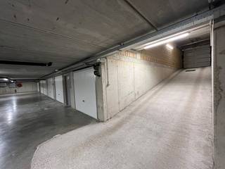 In het centrum van Heist bevindt zich deze vlot toegankelijke garagebox.De garage heeft afmetingen van 5,37 m x 3 m en is onmiddellijk beschikbaar...