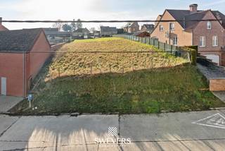 Voor meer info en foto’s, surf naar www.swevers.be – In de rustige Cartuyvelstraat in Heers wacht een bouwgrond met een royale perceelbreedte van 21 meter op jou. Met een oppervlakte van 6a 71ca biedt dit perceel ruimte voor een vrijstaande woning met tal van indelingsmogelijkheden. Dankzij de gunstige zuidoriëntatie geniet je volop van natuurlijk daglicht in de tuin en leefruimtes – een troef voor zowel wooncomfort als energie-efficiëntie. De landelijke ligging combineert rust met een uitstekende bereikbaarheid: winkels op 160 meter, openbaar vervoer op 120 meter en de E40 op slechts 9 km. Ook scholen, ontspanning en horeca zijn vlot bereikbaar. De rustige straat zorgt voor minimale verkeersdrukte, wat het perceel extra aantrekkelijk maakt voor gezinnen. Bouw hier jouw toekomst in een aangename en praktische omgeving. Voor meer informatie, bel 011 255 155.