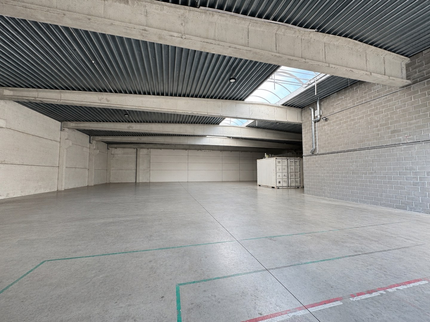Vlot bereikbaar en instapklaar bedrijfspand met 700 m² kantoren en 700 m² magazijn in Zwevegem - foto 4