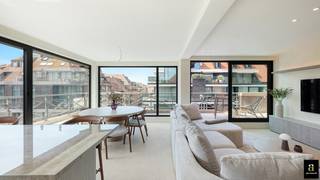 Prachtig gerenoveerd duplex appartement op de hoek van de Bayauxlaan en Leopoldlaan dicht bij de Lippenslaan in een kleinschalige residentie.<br />Inkom met berging en gastentoilet, zeer ruime lichtrijke leefruimte met volledig uitgeruste open keuken die uitgeeft op het royale terras. Ruime slaapkamer uitgevend op het terras met ensuite badkamer.<br />Op het verdiep bevinden zich nog 2 slaapkamers , toilet en ensuite badkamer.<br />Door de uitstekende oriëntatie van de 2 terrassen ( west zijde en zuidzijde) geniet u van de ganse namiddag van de zon en een aangenaam zijdelings zeezicht.<br />Het appartement is uitgerust met een warmtepomp en airco in de leefruimte én de slaapkamers.<br />Mogelijkheid tot aankoop van een autostaanplaats in de nabije omgeving.