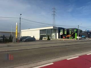 Deze ruime en uitstekend gelegen handelsruimte van ca. 370 m² bevindt zich op een vlot bereikbare locatie langsheen de commerciële...