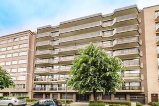 KOEKELBERG, close to transport links and shops, a stone's throw from the Basilica, apartment of approx. 106m² located on the 4th floor. Entrance...