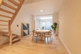 Ligging:Deze woning is uitstekend gelegen in de Sint-Lievenspoortstraat in Gent, vlak bij het Zuid en het historische stadscentrum. Dankzij de...