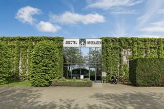 Prachtig, ruim kantoor, gelegen op de Atealaan in Herentals, vlakbij E313.<br />Op de benedenverdieping bevindt zich een groot bureel, archiefruimten en sanitaire voorzieningen.<br />Op de bovenverdieping bevinden zich meerdere bureelruimten en een vergaderruimte.<br />Voor meer informatie kan u contact opnemen met Stef Proost Immobiliën op 014/59.10.20 of via info@stefproost.be.