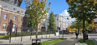 <p>Guffenslaan – Hasselt</p><p>Zeer praktische, ondergrondse autostaanplaats te koop, gelegen op de kleine ring van Hasselt. (Meer info via www.immoland.info)</p><p>- Deze staanplaats is ideaal gelegen, pal tegenover het nieuwe stadhuis, schuin tegenover het HasHotel.</p><p>- Via de hoofdingang van het gebouw, kan men zich via de lift, naar de ondergrondse garage begeven.</p><p>- De toegang tot de garage, is gelegen in de Welvaartstraat, waardoor deze gemakkelijk bereikbaar is van zowel de Luikersteenweg, de Sint-Truidersteenweg en natuurlijk de kleine ring zelf.</p><p>- Bij deze autostaanplaats is het steeds gemakkelijk instappen, langs de 4 portieren, ook al staan er andere wagens langs je geparkeerd.</p><p>- Ben je op zoek naar een praktische parkeerplaats in het centrum van Hasselt, aarzel dan niet om ons te contacteren op het nummer 011-603040 of 0486-603040</p>