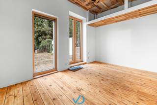 In de Paddevijverstraat, net buiten het centrum van Ieper, vinden we deze energiezuinige en instapklare woning terug. De ligging is ideaal: een groene, vlakbij scholen, winkels en sportfaciliteiten, en dankzij de vlotte verbinding met de Noorderring en A19 ben je snel onderweg richting Poperinge, Kortrijk of de kust.<br /><br />De indeling van de woning is als volgt. Via de ruime inkomhal kom je binnen in een multifunctionele ruimte met plaats voor fietsen, opslag of bureau. Deze ruimte biedt bovendien de mogelijkheid om een thuiskantoor of praktijk te voorzien. Verder op het gelijkvloers is er een apart toilet.<br /><br />Op de eerste verdieping treffen we de open, volledig uitgeruste keuken en de lichtrijke leefruimte. Dankzij de ligging op de eerste verdieping geniet je hier van een prachtig groen uitzicht op de tuin — een heerlijk gevoel van rust en privacy. Aansluitend is er de mogelijkheid om een ruim dakterras te creëren.Op de tweede verdieping vinden we een ruime slaapkamer met aansluitende badkamer, uitgerust met inloopdouche, lavabo en toilet. Buiten is er een zonnige, zuidgerichte tuin met als extra troef een aparte geluidsdempende ruimte achteraan — ideaal als muziekstudio, atelier, bureauruimte of hobbyruimte.<br /><br />De woning werd volledig gerenoveerd in 2014 en is technisch uitstekend uitgerust. Zo beschikt ze over zonnepanelen, een regenwaterput (3.000 liter), hoogrendementsbeglazing, een pelletkachel, muurverwarming, gescheiden riolering, conforme elektrische keuring, asbestveiligheid en een zonneboiler (zonder collector). Dit alles resulteert in een gunstig EPC-label B.<br /><br />Kortom, een energiezuinige en instapklare woning met tuin en tal van mogelijkheden, op een toplocatie nabij het centrum van Ieper.<br />Aarzel niet en leg vandaag nog jouw bezoek vast – deze topper is absoluut een bezoek waard!