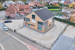Multifunctionaal gebouw, gelegen op de hoek met de Diestersteenweg, in het centrum van Kermt, met 15 parkeerplaatsen. Dankzij de...