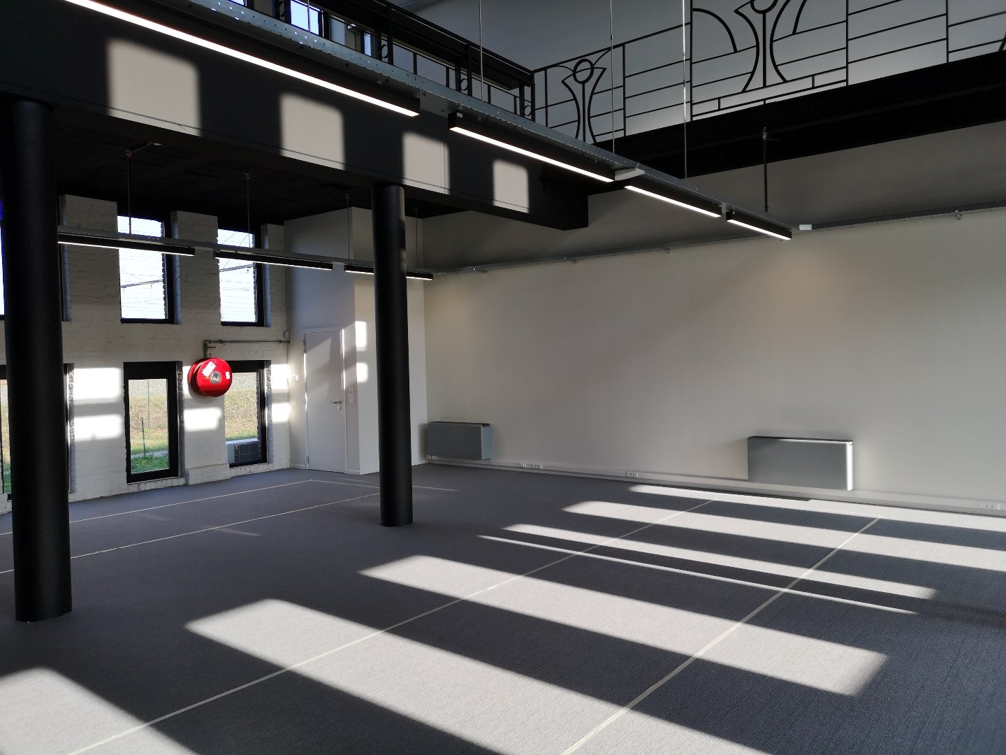 Gelijkvloers loftkantoor van 450m² met parking - foto 2