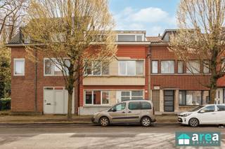 <p><span>Bent u op zoek naar een ruime, lichtrijke en instapklare woning op een zeer goede ligging? Dan is deze woning zeker iets voor u! Gelegen in een rustige buurt te Wilrijk, geniet u hier van een ideale combinatie van comfort en bereikbaarheid. De woning bevindt zich vlak naast een park, scholen en belangrijke invalswegen, waardoor alles binnen handbereik ligt.</span></p><p><span>Deze verzorgde gezinswoning beschikt momenteel over 3 slaapkamers en een ruime afgewerkte zolderkamer en met de mogelijkheid om nog een extra slaapkamer te creëren. De woning is instapklaar en geniet van veel natuurlijke lichtinval.</span></p><p><span>Grootste troeven:</span></p><ul><li><span>Ruime en lichtrijke woning</span></li><li><span>Mogelijkheid tot 5 slaapkamers</span></li><li><span>Zeer grote tuin</span></li><li><span>Gelegen naast park en scholen met vlotte verbinding naar belangrijke invalswegen</span></li><li><span>Grote opbergruimte en fietsenberging naast de inkom</span></li></ul><p><span>Indeling:</span></p><ul><li><span>Gelijkvloers:</span><span> Via de inkomhal betreedt u de ruime leefruimte met geïnstalleerde keuken. Dankzij de grote raampartijen geniet u hier van veel lichtinval. Aansluitend bevindt zich de Veranda, ideaal om te ontspannen. Hierlangs kan u verder gaan naar de zeer grote tuin. Verder is er een apart gastentoilet, een praktische opbergruimte en een fietsenberging naast de inkom.</span></li><li><span>Eerste verdieping:</span><span> Hier bevinden zich drie slaapkamers en een badkamer uitgerust met een bad, toilet en lavabo.</span></li><li><span>Zolderverdieping:</span><span> Zeer ruime zolder met potentieel om 1 à 2 extra slaapkamers of een multifunctionele ruimte te creëren.</span></li></ul><p><span>Voor meer informatie kan u terecht bij Area Partners: <span>Info@area.be</span></span><span> of 03/284.60.60</span></p>