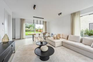 Ontdek het idyllische Ruiselede – de perfecte plek om te wonen!<br /><br />Droom je van een woning waar rust en natuur samenkomen? Zoek dan niet verder dan Ruiselede! Deze prachtige gemeente is gelegen in het schilderachtige hart van West-Vlaanderen en biedt een unieke levensstijl voor iedereen die op zoek is naar de perfecte plek om te wonen.<br /><br />Naast de natuurlijke schoonheid biedt Ruiselede ook een bruisend dorpsleven. Het centrum van de stad heeft een breed scala aan winkels, openbaar vervoer en andere voorzieningen en vrijetijdsbestedingen, er valt altijd wel iets te beleven voor jong en oud.<br />Bovendien is Ruiselede ook zeer gunstig gelegen. Met goede verbindingen naar nabijgelegen steden zoals Brugge, Kortrijk en Gent, alsook naar de kust, kunt u genieten van het beste van beide werelden – de rust en schoonheid van het platteland en de bruisende stedelijke ervaring binnen handbereik.<br /><br />Volgende woonindeling : op het gelijkvloers hebben we de inkomhal met gastentoilet, eet- en leefruimte met open ingerichte keuken. Op de eerste verdieping zijn er 3 slaapkamers, apart toilet, badkamer met douche, ligbad en lavabomeubel. Extra bergruimte is er op de zolderverdieping.<br /><br />De vermelde prijs is excl. kosten.<br /><br />Meer info en/of een plaatsbezoek, neem gerust contact op 0470 50 50 50 of info@futurimmo.be !