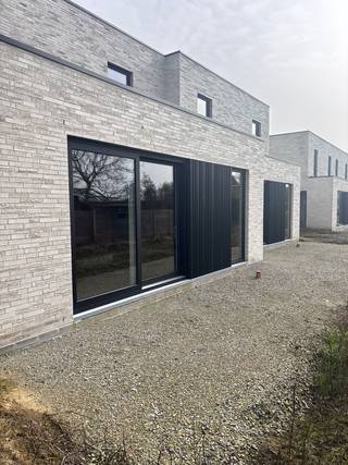In een nieuwe, rustig gelegen verkaveling in een doodlopende straat bevindt zich deze hedendaagse halfopen woning met een praktische indeling en veel lichtinval. De ligging binnen de driehoek Oostrozebeke – Wielsbeke – Waregem zorgt voor een vlotte bereikbaarheid van winkels, scholen en belangrijke verbindingswegen richting Gent en Kortrijk.<br /><br />De woning is wind- en waterdicht, waardoor de verdere binnenafwerking kan gebeuren volgens eigen smaak en budget. Ideaal voor wie snel wil schakelen en toch zelf keuzes wil maken. De woning biedt een aangename leefruimte met open keuken en kookeiland, met zicht op de tuin. Daarnaast beschikt de woning over een garage en een comfortabele badkamer uitgerust met zowel een ligbad als een inloopdouche.<br /><br /><strong>Troeven</strong><br />✓ open keuken met kookeiland en zicht op tuin<br />✓ garage<br />✓ badkamer met bad én inloopdouche<br />✓ rustige ligging in doodlopende straat<br /><br />Oriëntatie tuin: Zuid-West (middag- en avondzon)<br /><br />Voor meer info <strong>bel naar 051 26 36 86</strong> of stuur een mail <strong>steven@lapeirre.be</strong><br /><br /><span><em>De prijsindicatie omvat de grond, infrastructuur, constructie, architect, EPB-verslaggeving, veiligheidscoördinatie (VC) en ventilatieverslaggeving (VVG).<br />Exclusief btw, registratierechten en overige kosten.</em></span>