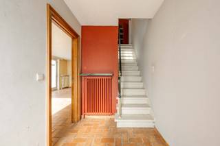 Deze woning, gelegen op een toplocatie in Aarsele-Dorp 2, biedt een bewoonbare oppervlakte van 133 m² en bevindt zich op wandelafstand van winkels, bakker, lagere school en openbaar vervoer. Dankzij de centrale ligging en het potentieel is dit de ideale starterswoning of investeringseigendom.<br /><br />PLUSPUNTEN<br />* Ideale starterswoning met gunstige en centrale ligging<br />* 133 m² bewoonbare oppervlakte<br />* Inpandige garage met oprit<br />* Woning met renovatiepotentieel naar eigen smaak<br /><br />INTERIEUR<br />Via de inkomhal betreedt u de woning. Links bevindt zich de lichtrijke leefruimte, die naadloos aansluit op de keuken. Op het gelijkvloers vindt u verder nog een apart toilet, een praktische wasruimte en een gezellige binnenkoer.<br />De inpandige garage met manuele poort biedt plaats voor één wagen en extra opbergruimte.<br />Op de eerste verdieping bevinden zich drie slaapkamers, waarvan één met toegang tot een zonneterras. Daarnaast is er een badkamer uitgerust met een enkele lavabo, zitbad en toilet.<br /><br />EXTERIEUR<br />De binnenkoer biedt tal van mogelijkheden om er een gezellige buitenruimte van te maken, volledig naar eigen smaak in te richten.<br /><br />Nieuwsgierig naar wat deze woning u te bieden heeft? Maak snel een afspraak en ontdek het zelf ter plaatse. herschrijf deze tekst