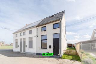 In een rustige doodlopende straat in Wichelen bevindt zich deze instapklare halfopen bebouwing, ideaal als starterswoning of...