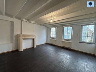 <p><span>RUSTIEKE WONING MET 3 KAMERS TE EVERBEEK</span></p><p><span>Richtprijs : 169.000 euro</span></p><p><span> </span></p><p><span>Deze op te frissen woning is gelegen in het landelijke Everbeek, nabij Brakelbos.</span></p><p><span>Beneden treft u de leefruimte met veel lichtinval en zicht op tuin, aansluitend treft u de keuken en de badkamer voorzien van bad, lavabo en toilet.</span></p><p><span>Boven bevinden zich 3 kamers en een 2de badkamer voorzien van douche, lavabo en toilet.</span></p><p><span>Kelder aanwezig.</span></p><p><span>Zolderruimte en oude stallingen bieden uitbreidingsmogelijkheden.</span></p><p><span>Mits de nodige aanpassingen kan dit omgetoverd worden naar een pareltje.</span></p><p><span> </span></p><p><span>Voor info of bezoek bel 0489/54.69.99 of stuur een email naar dylan@svena.be.</span></p><p><span> </span></p><p><span>Deze gegevens zijn louter informatief en wij kunnen niet aansprakelijk gesteld worden voor eventuele onjuistheden.</span></p><p><span>De bewoonbare oppervlakte is slechts indicatief.</span></p><p><span> </span></p>