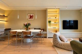 <strong>Voor meer informatie of een bezoek bel Annabel: 0474 17 27 13</strong><br /><br />Dit prachtig afgewerkte appartement combineert een warme, hedendaagse inrichting met hoogwaardige materialen en een uitzonderlijke ligging in het stadscentrum. Gelegen in een rustige straat, geniet u hier van een aangename woonomgeving terwijl het bruisende stadsleven zich op wandelafstand bevindt.<br /><br /><strong>Indeling</strong><br />Via de stijlvolle inkomhal met vestiaire en gastentoilet komt u terecht in de lichtrijke leefruimte, waar een warme en uitnodigende sfeer meteen opvalt. De gezellige zithoek en ruime eetplaats vloeien harmonieus in elkaar over. De parketvloer en de verfijnde afwerking geven de leefruimte een stijlvolle uitstraling, waarbij elk detail bijdraagt aan het luxueuze karakter van het appartement.<br /><br />De open keuken sluit naadloos aan op de leefruimte en is een echte blikvanger. Ze werd uitgevoerd in warme houttinten en beschikt over kwalitatieve, geïntegreerde toestellen. Het ruime kookeiland met zitgelegenheid maakt de keuken niet alleen praktisch, maar zorgt ook voor een gezellige plek waar u graag tijd doorbrengt.<br /><br />Vanuit de leefruimte heeft u rechtstreeks toegang tot het zuidgerichte terras, waar u volop kan genieten van de zon. De ideale plek om heerlijk te ontspannen of op een zonnige dag gezellig te barbecueën met vrienden en familie.<br /><br />Het appartement beschikt over twee ruime slaapkamers, beide voorzien van maatkasten die perfect aansluiten bij het interieur. Ook de twee badkamers zijn met oog voor detail afgewerkt en hebben een moderne, elegante uitstraling. De verlichte spiegels zorgen voor een verfijnde afwerking en dragen bij aan het stijlvolle karakter van de ruimtes.<br /><br />Daarnaast beschikt het appartement over een geïntegreerde bureauruimte, waar het zorgvuldig uitgewerkte maatwerk en de subtiele verlichting zorgen voor een aangename plek om in alle rust thuis te werken.<br /><br /><strong>Ligging en omgeving</strong><br />De ligging is zonder twijfel een van de grootste troeven van dit appartement. Verscholen in een rustige straat, midden in het historische centrum van Gent, geniet u hier van een uitzonderlijke combinatie van rust en stadsleven. Zodra u de deur uitstapt, ontdekt u alles wat deze bruisende stad te bieden heeft.<br /><br />Gezellige koffiebarretjes, verfijnde restaurants, lokale boetieks en tal van winkels bevinden zich op wandelafstand. Ook de Korenmarkt, de Kouter en de sfeervolle winkelstraten liggen vlakbij. Of u nu houdt van een uitgebreid ontbijt in de stad, een namiddag shoppen of een avondje uit, hier ligt alles binnen handbereik.<br /><br /><strong>Bereikbaarheid</strong><br />Dankzij de centrale ligging verplaatst u zich moeiteloos te voet of met de fiets doorheen Gent. Ook het openbaar vervoer is vlot bereikbaar, met verschillende tram- en busverbindingen in de nabije omgeving. <br /><br />Voor wie graag over een eigen parkeerplaats beschikt, bestaat bovendien de mogelijkheid om een autostaanplaats aan te kopen voor € 50.000. Een bijzonder praktische troef op deze centrale locatie.<br /><br />Dit appartement is de ideale thuisbasis voor wie op zoek is naar een verfijnde woonervaring op een van de meest gegeerde locaties van Gent. Hier geniet u van het beste van twee werelden: de rust van een aangename woonstraat en de levendigheid van de stad vlakbij.<br /><br />Energiezuinig: EPC 89 kWh/(m2jaar), energielabel A<br />Bruto bruikbare vloeroppervlakte volgens EPC verslag 11m2<br />Stedenbouwkundige inlichtingen: woongebied met cultureel, historische en/of esthetische waarde, voorkooprecht, vergunningen, geen verkavelingsverguning, geen rechterlijke herstelmaatregel of bestuurlijke maatregel opgelegd. <br />Het perceel te Gent, afdeling 15, sectie F met perceelnummer 1003/00W002 bevindt zich niet in een risicozone voor overstromingen. <br /><br /><strong>Benieuwd naar dit bijzondere appartement? Contacteer Annabel via telefoon: 0474 17 27 13 of via mail: annabel@ocvastgoed.be</strong>