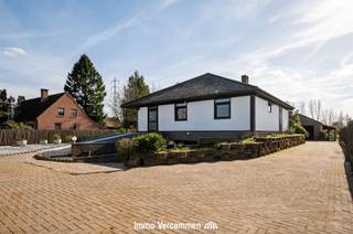 Residentieel gelegen laagbouwvilla met een verrassend ruime bewoonbare oppervlakte, gelegen in het landelijke Duffel - nabij Kontich. Deze verzorgde...