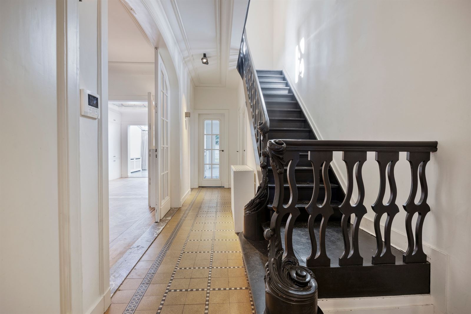 Superbe herenhuis met 6 slaapkamers, 5 badkamers, zonnige tuin en dubbele garage. - foto 5