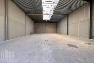 Nieuwbouw KMO-unit van 326 m² en 1 privatieve parkeerplaats te koop in Aartrijke.<br /> <br />De geïsoleerde <strong>casco magazijnruimte</strong> (brandklasse C) is opgebouwd uit een staalconstructie in combinatie met geïsoleerde gladde prebaf betonpanelen met een vrije hoogte van +/- 6 m, toegankelijk via sectionaalpoort (4,50 m B x 4,50 m H) met afzonderlijke toegangsdeur. Verder is de loods voorzien van o.a. een lichtstraat met rookluik, polybetonvloer, een regenwaterput (6.500 L) en een septische put. Aansluitingen van nutsvoorzieningen (water, elektriciteit (40A- 3 fasig 400 V), distributie, telefonie en internet) komen binnen in de unit. De <strong>voorziene oplevering is Q2 - Q3-2026</strong>. <br /><br />De unit maakt deel uit van het nieuwbouw KMO-project "<strong>LAKEBOS</strong>" bestaande uit 8 KMO-units met oppervlakte van +/- 192 m² tot 326 m² (samenvoegbaar tot grotere oppervlaktes) .<br />De dakstructuur laat het toe zonnepanelen te plaatsen (15 kg/m²). Ruime parkeer- en manoeuvreerruimte op de site.<br /><br />Uitermate goed gelegen op amper 450 m van de bedrijvige Aartrijksestraat met vlotte verbinding naar de Torhoutsesteenweg en de op- en afrit 11 Ruddervoorde van de E403.<br /><br />Contacteer <strong>PANORAMA B2B</strong> voor bijkomende (technische) inlichtingen, plannen of een vrijblijvend plaatsbezoek op het nummer <strong>050 300 800.</strong>