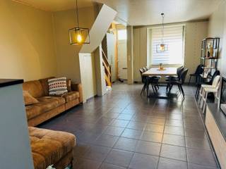 Deze gezellige, te renoveren woning gelegen in het aangename Nieuwkerken-Waas, beschikt op het gelijkvloers over een ruime woonkamer met een...