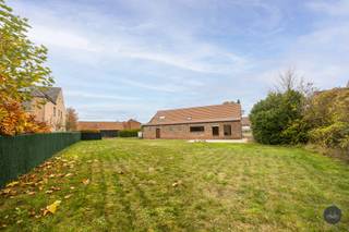 In het groene en rustige Schriek ontdek je deze op te frissen landelijke hoeve met een royale tuin en polyvalente ruimte. Deze woning combineert...