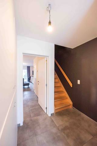 Deze verzorgde halfopen bebouwing uit 2016 biedt een energiezuinig en aangenaam wooncomfort.Via de inkomhal met apart gastentoilet komt u in de...