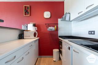 Deze zeer verzorgde studio bevindt zich in de welbekende residentie Nereïden C te Nieuwpoort-Bad.<br />Door zijn <strong>zuid</strong>-<strong>gerichte</strong> oriëntatie is het hier steeds zalig vertoeven op <strong>het ruime terras met zicht op de duinen.</strong><br /><br />De winkelstraat en de Zeedijk bevinden zich op wandelafstand van het gebouw.<br /><br />De indeling is als volgt:
<ul>
<li>Inkomhal met inbouwkasten en <strong>kwalitatief stapelbed;</strong></li>
<li>Lichtrijke leefruimte met schuifraam naar het terras;</li>
<li><strong>Open, volledig geïnstalleerde keuken</strong> met alle hedendaagse voorzieningen;</li>
<li>Zuid-gericht terras met <strong>open zicht op de beschermde Simli-duinen;</strong></li>
<li>Moderne, gebruiksklare badkamer met ruime douche;</li>
</ul>
Enkele troeven:
<ul>
<li><strong>Gratis parkeerplaatsen</strong> voor het gebouw;</li>
<li><strong>Gunstig EPC - label B (114 kWh);</strong></li>
<li><strong>Elektrische keuring is conform de bestaande wetgeving en geldig t.e.m. 2040;</strong></li>
<li>Mogelijkheid tot aankoop van garagebox in het gebouw.</li>
</ul>
Overtuigd? contacteer ons vandaag nog voor uw bezoek ter plaatse.