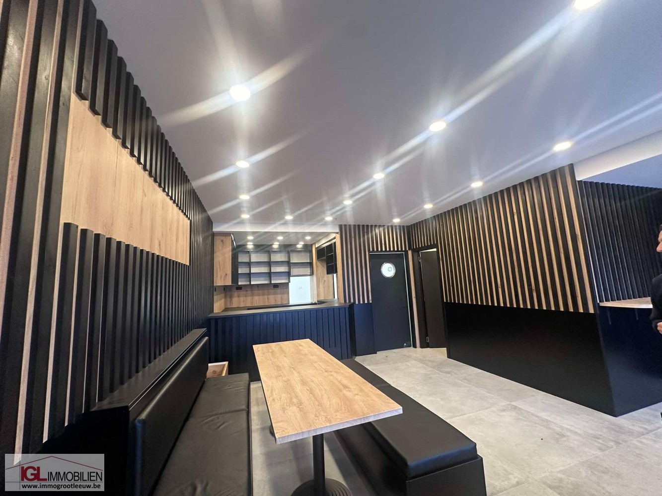 Volledig gerenoveerd handelspand aan het Vlezenbeekplein te koop - foto 4