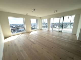<p>Ontdek dit uitzonderlijk ruime nieuwbouwappartement van maar liefst 122 m² (exclusief terras!) op de tiende verdieping, waar comfort, klasse en een adembenemend vergezicht over de stad samenkomen. ✨<br /> </p>

<p>Vanaf het moment dat u binnenstapt, valt de overvloed aan ruimte en natuurlijk licht meteen op. De lichtrijke leefruimte vloeit naadloos over naar het royale terras, ideaal om de skyline van Roeselare bij zonsondergang te bewonderen. &amp;#127749; De moderne keuken en eigentijdse badkamer zijn afgewerkt met oog voor detail, terwijl twee comfortabele slaapkamers rust en privacy bieden.<br />Zonnescreens in de leefruimte zorgen er mee voor dat de temperatuur onder controle blijft bij warm weer.<br /> </p>

<p>Als nieuwbouw uit 2025 staat dit appartement garant voor energiezuinig en duurzaam wonen: EPC-label A, conforme elektriciteit, een performant ventilatiesysteem en verwarming via het warmtenet. &amp;#127807; Bovendien onmiddellijk beschikbaar.<br /> </p>

<p>Een eigen staanplaats (60 EUR) en een afzonderlijke, afgesloten berging (40 EUR) op niveau -1 zijn verplicht bij te huren. Een tweede staanplaats en bijkomende berging zijn bespreekbaar. &amp;#128663;<br /> </p>

<p>Centraal gelegen in het hart van Roeselare, op wandelafstand van scholen, het stadspark, openbaar vervoer en het treinstation — alles binnen handbereik, in een gegeerde residentie.<br /> </p>

<p>Een zeldzame combinatie van ruimte, comfort en uitzicht.<br /><br /><br />Registreer vandaag nog uw kandidatuur via onderstaande link, daarna kan u uitgenodigd worden voor een bezoek.<br />https://mijnhuurprofiel.be/property/9a84fff2-ec30-4189-b80a-fdca49d75412</p>