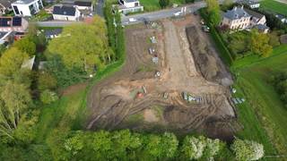 Ontdek dit villaperceel in Roeselare-Beveren. Je woont er in de buurt van winkels (supermarkt op 400 m), scholen (basisschool op 1,1 km), sportaccommodatie (sporthal Beveren op 1,2 km) en openbaar vervoer. Deze locatie geniet van een vlotte verbinding met de wagen én met het openbaar vervoer (station Roeselare op 2 km).

Deze bouwgrond voor open bebouwing is zuidwest georiënteerd. De grootte van het perceel én de ruime stedenbouwkundige voorschriften (één of twee bouwlagen, vlak of hellend dak) bieden je tal van mogelijkheden. Hier bouwen we jouw nieuwe, energiezuinige woning volledig op maat, tegen een vaste prijs.

Contacteer ons en ontdek alle mogelijkheden. Een kijkje nemen? Je vindt deze bouwgronden naast Beversesteenweg 262.