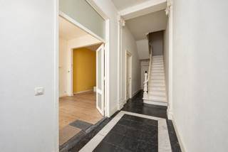 Ligging
Deze ruime gezinswoning is gelegen in de Ketsstraat 35 in Borgerhout, een rustige woonstraat binnen de levendige stadsomgeving.
biedt de woning, dankzij de ruime stadstuin en het groene uitzicht vanop het dakterras, een aangename combinatie van stedelijk wonen en buitenruimte.
Indeling
Deze ruime en veelzijdige gezinswoning beschikt over maar liefst vier slaapkamers, twee keukens en twee badkamers .Het pand beschikt over verschillende mogelijkheden: zo kan het geheel als één ruime gezinswoning worden gebruikt, maar kan het pand ook in 2 delen afzonderlijk worden benut.
Op het gelijkvloers bevindt zich een aangename leefruimte met aansluitend de rustiek ingerichte, professioneel uitgeruste keuken. Grote raampartijen zorgen hier voor een overvloed aan natuurlijk licht en bieden een aangenaam zicht op de buitenruimte. Vanuit de leefruimtes is er toegang tot de ruime en groene stadstuin.
In totaal beschikt de woning over vier volwaardige slaapkamers en twee badkamers. Op de tweede verdieping bevindt zich een tweede, modern vormgegeven keuken, samen met de overige leef- en slaapruimtes.
De woning wordt verder gekenmerkt door een uitstekende lichtinval, dankzij de combinatie van grote raampartijen en verschillende dakkoepels.
Als extra buitenruimte beschikt de woning ook over een dakterras, vanwaar je uitkijkt over het groene binnengebied van de omliggende wijk. De woning beschikt bovendien over een lift.
Troeven
• 2 volwaardige wooneenheden
• 2 keukens en 2 badkamers
• 4 slaapkamers
• Lift aanwezig
• Gunstig EPC-label B
• Elektische keuring conform
• Groendak, stadstuin en dakterras
• 312m2 bewoonbaar