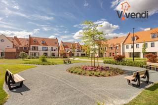 <p>Stijlvol en energiezuinig wonen in de schaduw van de Sint-Michielskerk – laatste units!<br /><br />Aan de rand van het centrum, op een unieke en bijzonder rustige locatie onder de beschermende schaduw van de iconische Sint-Michielskerk, vindt u dit exclusieve nieuwbouwproject. Een charmante combinatie van hedendaagse architectuur, energiezuinig comfort (EPC-label A) en historische charme.<br />Wat mag u verwachten?<br />Elke woning is gebouwd volgens de nieuwste normen en beschikt over:<br />Een ruime inkomhal met gastentoilet<br />Een lichtrijke leefruimte met zicht op en toegang tot de private tuin<br />Een volledig uitgeruste eetkeuken<br />Aangrenzende wasplaats met toegang tot de ondergrondse parking en berging<br />3 volwaardige slaapkamers op de eerste verdieping<br />Een volledig uitgeruste badkamer met toilet<br />Een royale zolderverdieping (optioneel af te werken tegen meerprijs)<br />De private tuin beschikt over een praktische tuinberging en is tevens bereikbaar via een achterliggende servitude.<br /><br />Troeven:<br />Energiezuinig wonen (A-label)<br />Inclusief ondergrondse parkeerplaats en berging<br />Instapklaar!<br />Rustige, autoluwe ligging met uitstekende verbindingen richting Turnhout en Tilburg<br />Vlotte bereikbaarheid met fiets, auto én openbaar vervoer<br /><br />Dit is de perfecte mix van rust, comfort en bereikbaarheid. Ideaal voor wie stijlvol en toekomstgericht wil wonen op een historische locatie.<br /><br />Interesse? Contacteer ons vandaag nog voor meer informatie of een bezoek ter plaatse.</p>