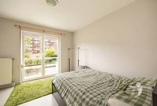 <p><span>Op een gunstige locatie in het centrum van Leuven bevindt zich deze stadswoning met tal van mogelijkheden. De woning is op te frissen en vormt de ideale kans voor wie een eigen thuis naar smaak wil creëren of op zoek is naar een interessante investering.</span></p><p><span>Op het gelijkvloers vindt u een inkomhal, een gezellige leefruimte met toegang tot de buitenkoer en de keuken. De aangename koer biedt een fijne buitenruimte om te ontspannen of gezellig te tafelen.</span></p><p><span>Op de eerste verdieping bevinden zich </span><span>twee ruime slaapkamers</span><span> en een badkamer uitgerust met een ligbad. De tweede verdieping biedt nog eens </span><span>twee slaapkamers</span><span> en een tweede badkamer met douche. Dankzij deze indeling beschikt de woning over maar liefst </span><span>vier slaapkamers</span><span> en </span><span>twee badkamers</span><span>, wat ze bijzonder geschikt maakt voor gezinnen, co-housing of investeerders. </span></p><p><span>Dankzij haar centrale ligging, nabij winkels, openbaar vervoer, scholen en het bruisende stadscentrum van Leuven, combineert deze woning een uitstekende bereikbaarheid.</span></p><p><span>Troeven:</span></p><ul><li><span>Op te frissen naar eigen smaak </span></li><li><span>4 slaapkamers </span></li><li><span>2 badkamers </span></li><li><span>Aangename buitenkoer </span></li><li><span>Centrale ligging nabij het centrum van Leuven </span></li><li><span>Interessant potentieel voor eigen bewoning of investering </span></li></ul><p><span> </span></p><p><span>Interesse in een woning boordevol mogelijkheden op een gegeerde locatie? </span><span>Contacteer ons via 016 15 31 15 of info@immolivit.be</span><span> </span></p>