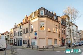 <p><span>Deze ruime op te frissen woning is gelegen in een rustige straat in Borgerhout, op wandelafstand van het Krugerpark en vlakbij het toekomstige Spoorpark. Dit nieuwe stadsproject zal Borgerhout en Zurenborg verbinden via een groene wandel- en fietsas, wat de buurt de komende jaren nog aantrekkelijker maakt. Daarnaast bevindt de woning zich op korte afstand van de populaire wijk Zurenborg, bekend om haar gezellige pleinen, cafés en restaurants rond de Dageraadplaats. In de directe omgeving vindt u tal van voorzieningen zoals supermarkten, scholen, horeca, openbaar vervoer, sportfaciliteiten en het Plantin Moretus zwembad. Dankzij de vlotte aansluiting op de E19 en E34 geniet u bovendien van een uitstekende bereikbaarheid naar Brussel, Gent en omliggende gemeenten.</span></p><p><span>Grootste troeven:</span></p><p><span>- Veel lichtinval</span><span><br /></span><span>- Elektriciteit conform</span><span><br /></span><span>- Centraal en rustig gelegen</span><span><br /></span><span>- Terras<br />- P- en G- score: A</span></p><p><span>Indeling:</span></p><p><span>Bij het betreden van de woning komt u in de inkomhal, die toegang biedt tot de ruime eet- en woonkamer. Dankzij de hoekligging geniet de woning van een overvloed aan natuurlijke lichtinval, wat zorgt voor een aangename en open sfeer. Aansluitend bevindt zich de keuken, uitgerust met een oven, gasvuur met dampkap en spoelbak. Op het gelijkvloers is tevens een gastentoilet voorzien.</span></p><p><span>Op de eerste verdieping bevinden zich twee volwaardige slaapkamers van 24 m² en 11 m², evenals een badkamer met ligbad, wastafel en toilet alsook een wasruimte.</span></p><p><span>De tweede verdieping beschikt opnieuw over twee volwaardige slaapkamers van 24 m² en 12 m². Deze zijn bereikbaar via de ruime nachthal van 13 m², die bovendien toegang biedt tot het terras van 10 m².</span></p><p><span>Voor meer informatie kan u terecht bij Area Partners: info@area.be of 03/284.60.60</span></p>